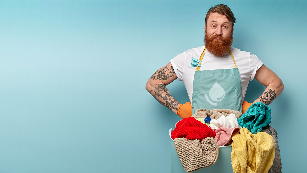 Mann mit W&auml;schekorb