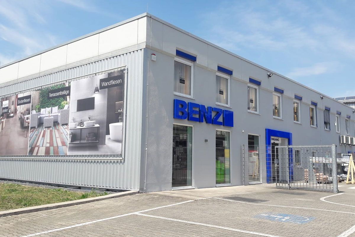 Aussenwerbung Benz Baustoffe Bensheim - Lichtwerbung - Bannerrahmen - Lichtportal