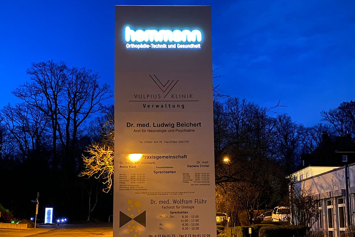 Werbepylon nachts Hemmann Bad Rappenau 