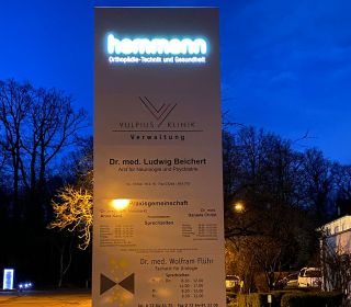 Werbepylon nachts Hemmann Bad Rappenau 