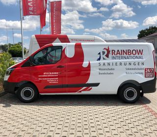 Fahrzeugbeschriftung Rainbow International 2